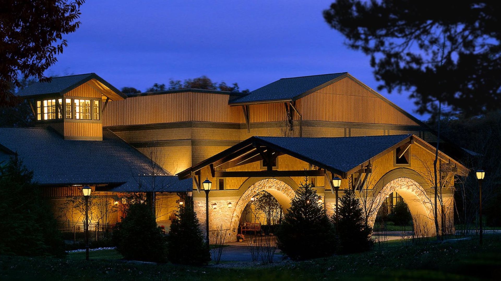 The front entrance of The Lodge at Woodloch at dusk